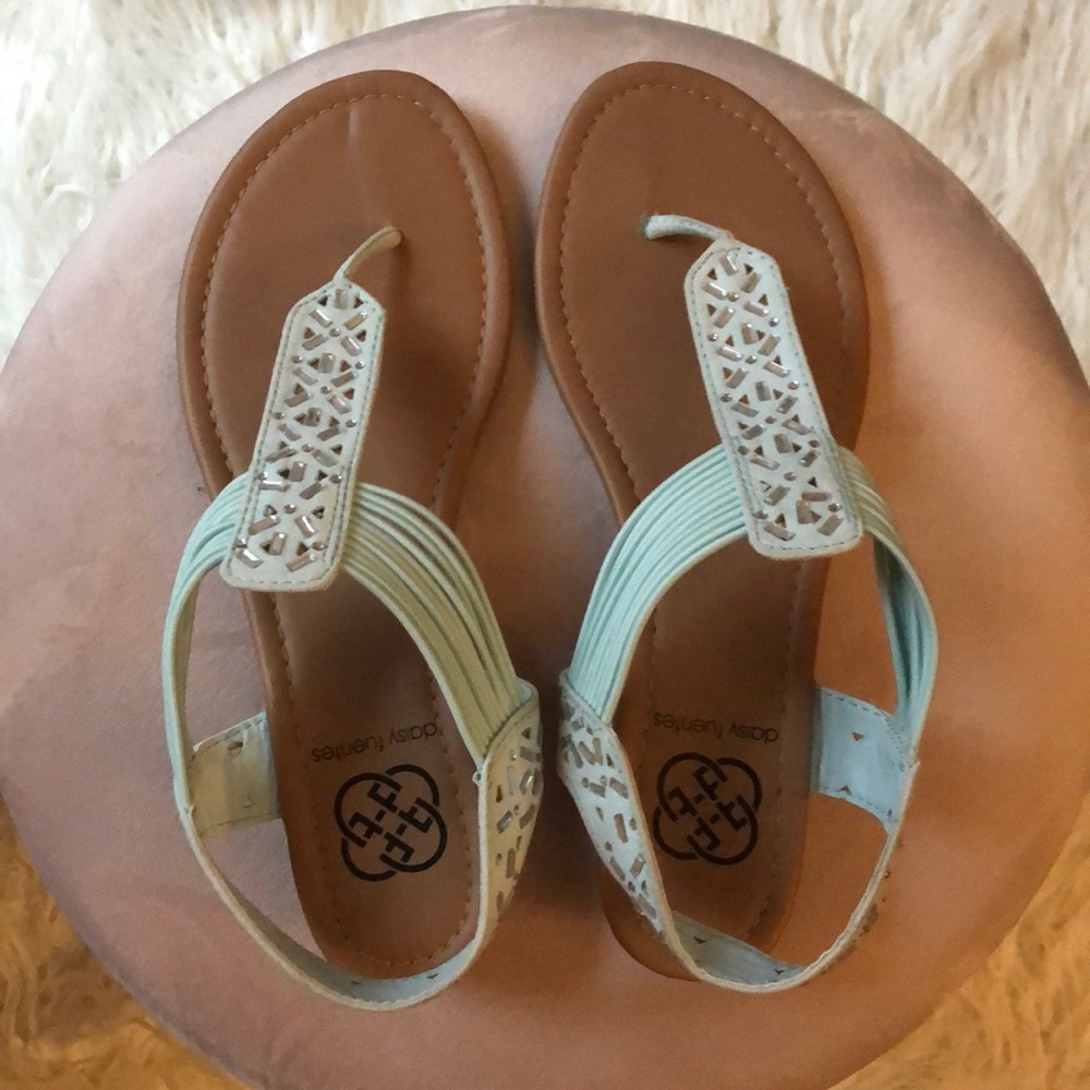 Daisy Fuentes Sandals!!
